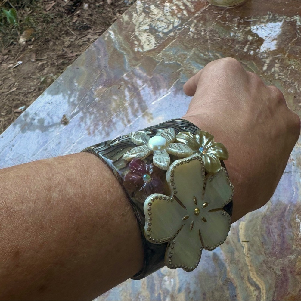 Vintage Bakelite like stunning flower and mother of pearl cuff bracelet - Picture 5 of 11